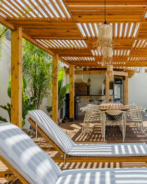 Terrasse d’été : comment créer un espace extérieur confortable avec du sur-mesure